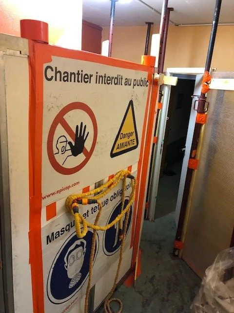 Accès sécurisé d'un chantier de désamiantage IDF ENVIRONNEMENT, port du masque obligatoire