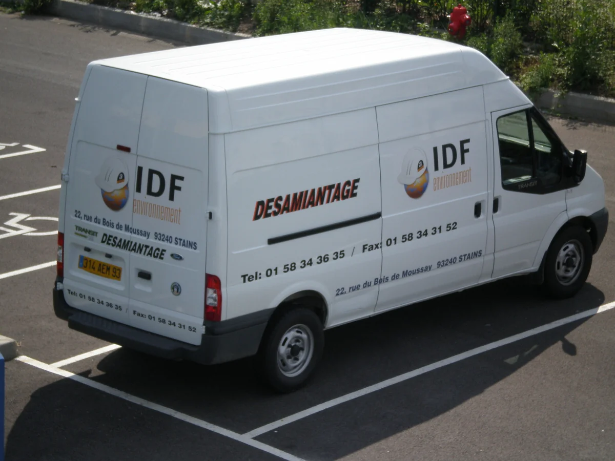 Véhicule d'intervention IDF ENVIRONNEMENT, société de désamiantage basée à Stains
